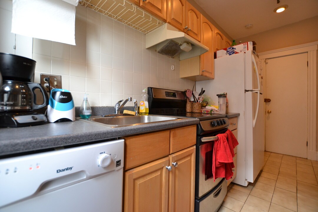 6 Sutherland Rd, Unit 21 in Boston, MA - Foto de edificio