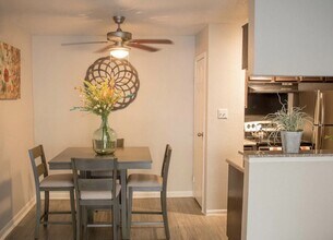 2801 Broadmead, Unit 204 in Houston, TX - Building Photo - Building Photo