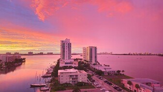 7910 Harbor Island Dr in North Bay Village, FL - Building Photo