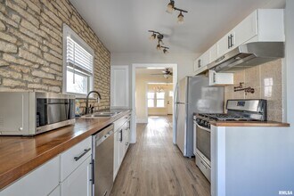 1335 E Seiberling Ave in Peoria Heights, IL - Building Photo - Building Photo