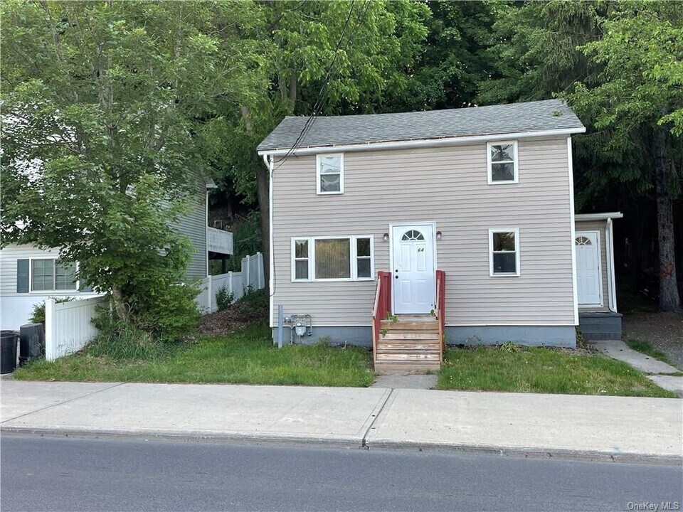 64 Wawayanda Ave in Middletown, NY - Building Photo