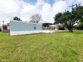 312 Paddock St in Willis, TX - Building Photo