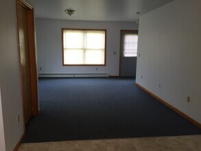 10 Lyon Ln in Essex Junction, VT - Foto de edificio - Building Photo