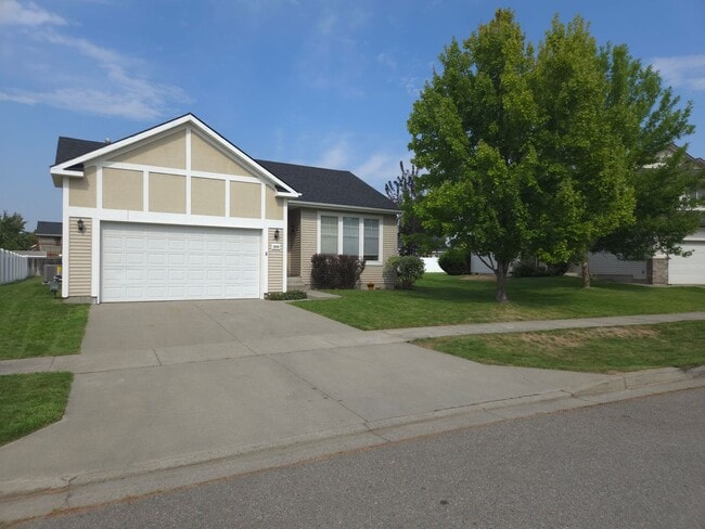 2649 W Elmwood Dr in Coeur d'Alene, ID - Building Photo - Building Photo