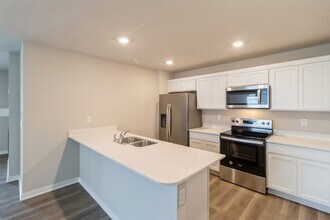 1227 NW Williamsburg Ln in Waukee, IA - Building Photo - Building Photo