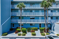 Four Seasons Condominiums in Cocoa Beach, FL - Foto de edificio - Building Photo