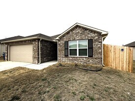 2032 Dillards Dr in Chickasha, OK - Building Photo