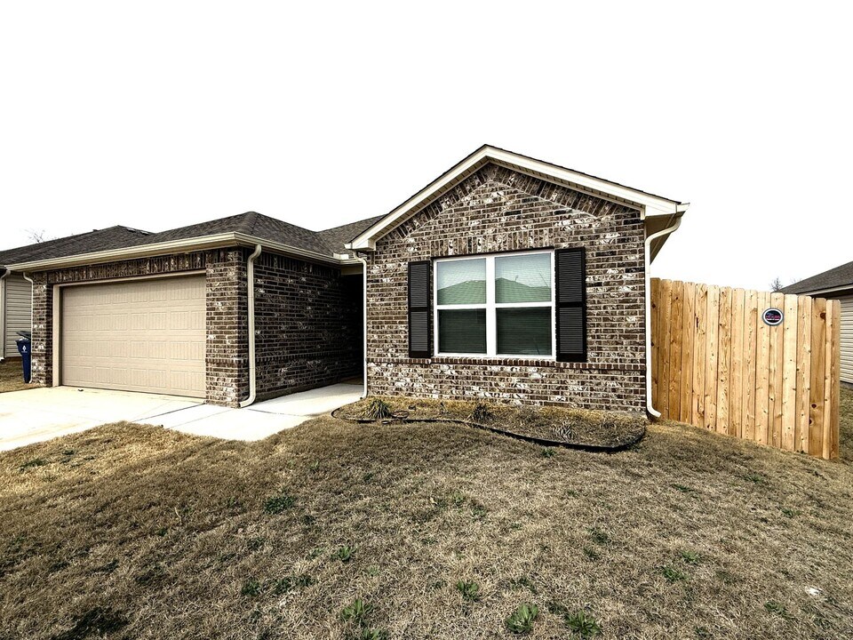 2032 Dillards Dr in Chickasha, OK - Building Photo