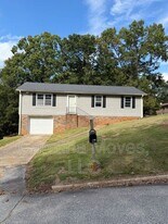 129 Darby Ct in Taylors, SC - Building Photo