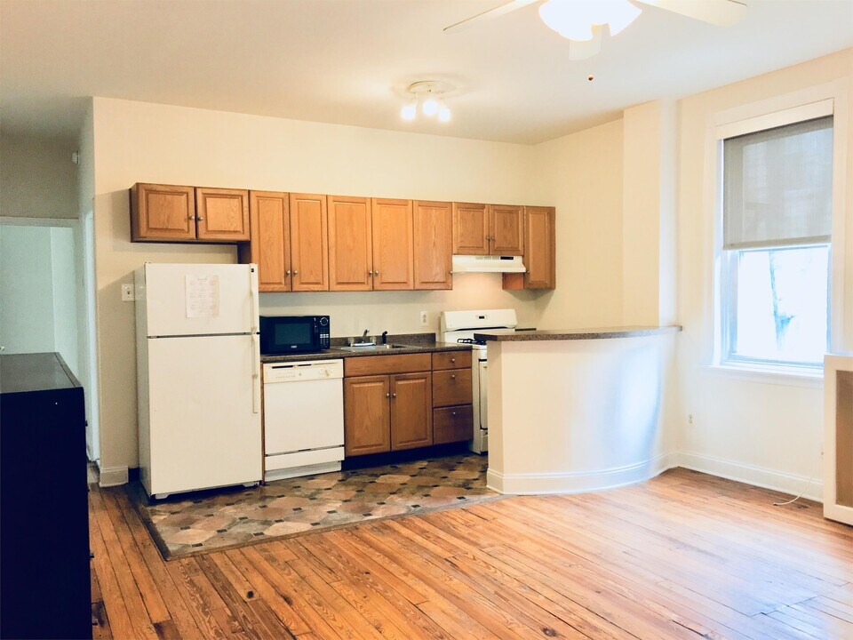 338 South St-Unit -2R in Philadelphia, PA - Building Photo