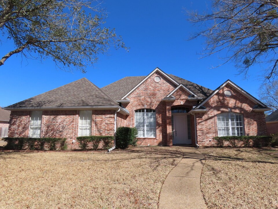 1221 River Bend Dr in Tyler, TX - Building Photo