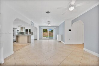 2441 Tarpon Dr in Miramar, FL - Foto de edificio - Building Photo