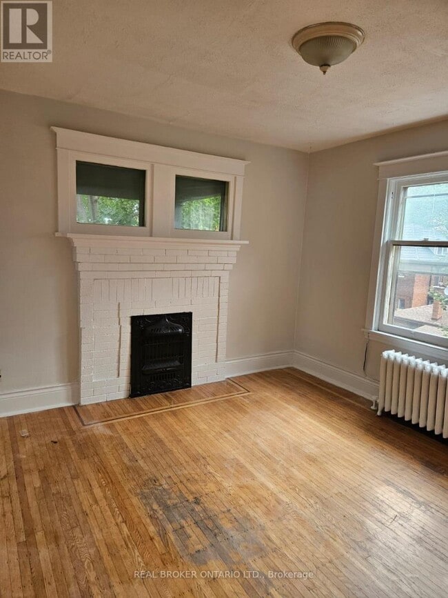 property at 985-985 Main St E