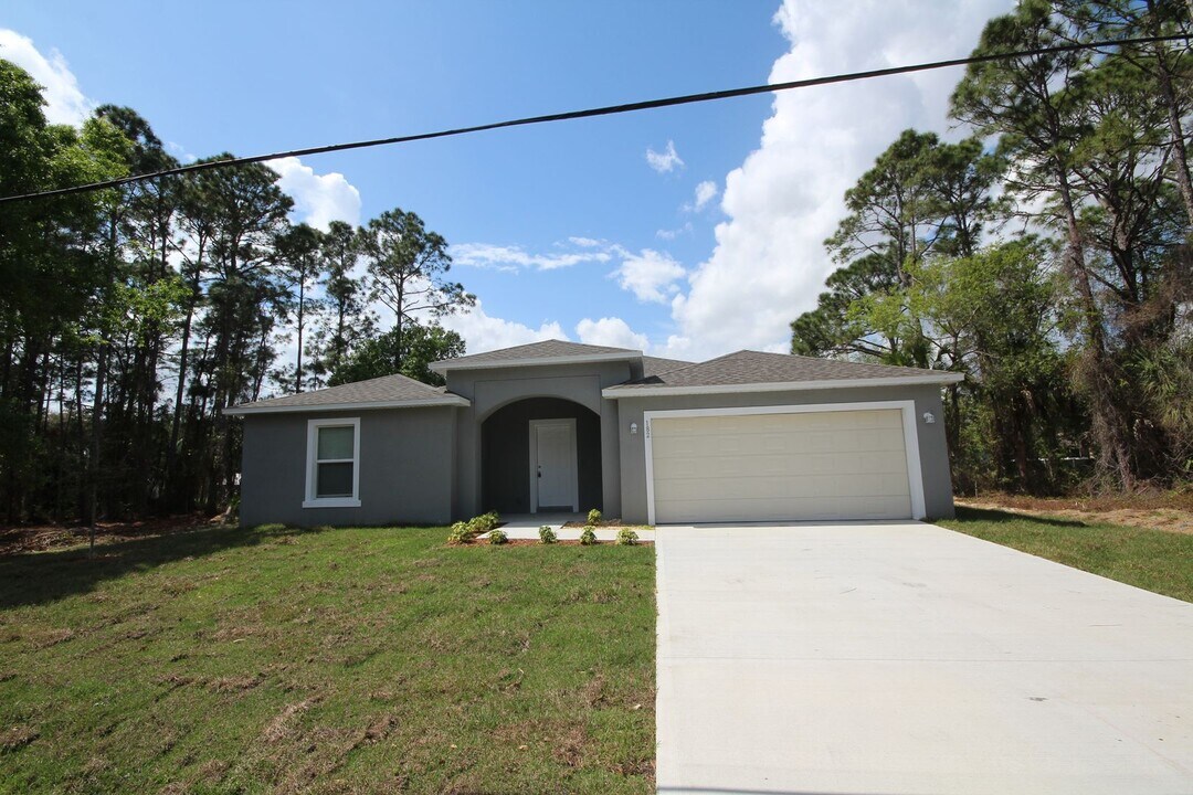 182 Hillock Ave NW in Palm Bay, FL - Building Photo