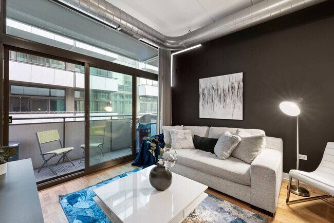 660 W Wayman St in Chicago, IL - Building Photo - Building Photo