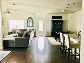 741 Carol Dr in Hutto, TX - Foto de edificio - Building Photo