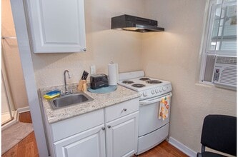 121 Douglas Way St in San Antonio, TX - Building Photo - Building Photo