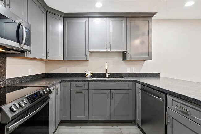 6815 Remmet Ave in Los Angeles, CA - Building Photo - Building Photo