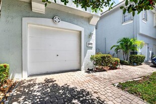 3271 Laurel Ridge Cir in Riviera Beach, FL - Building Photo