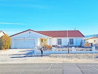 1861 Upland Ave in Pahrump, NV - Foto de edificio - Building Photo