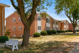 Plaza Manor in Urbandale, IA - Foto de edificio - Building Photo