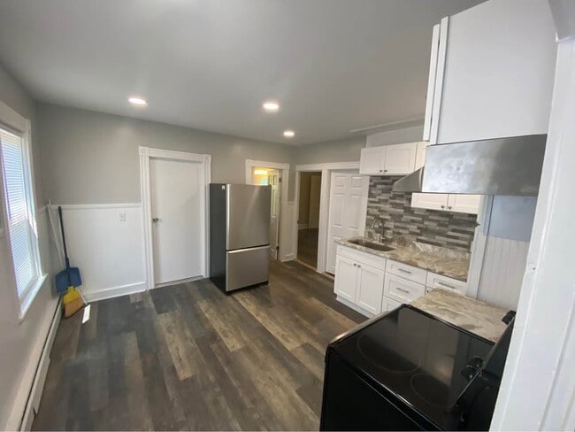 17 School Street, Unit 1st Floor in West Warwick, RI - Building Photo - Building Photo