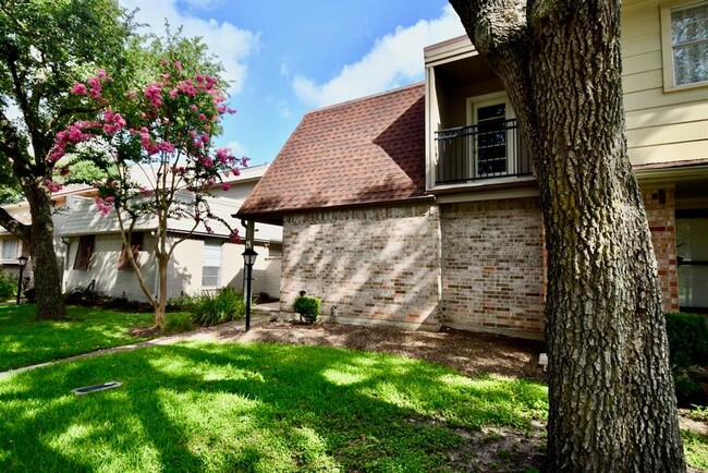 4404 Basswood Ln in Bellaire, TX - Building Photo - Building Photo
