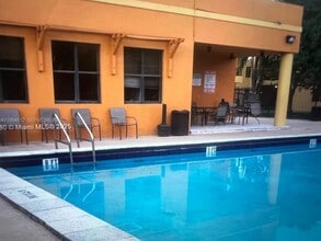 556 NW 114th Ave in Miami, FL - Building Photo - Building Photo