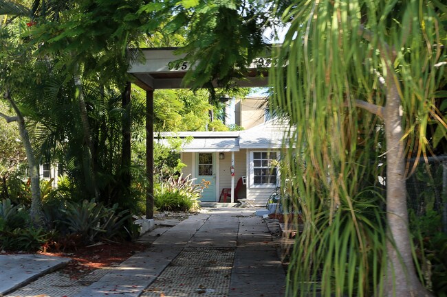 943 Almeria Rd in West Palm Beach, FL - Building Photo - Building Photo