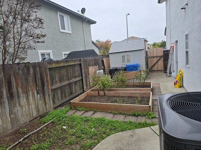 1176 Junction Dr in Manteca, CA - Foto de edificio - Building Photo