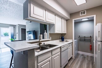 Bay Breeze Apartments in Henderson, NV - Foto de edificio - Building Photo