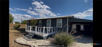 761 Geronimo Dr in Seguin, TX - Building Photo