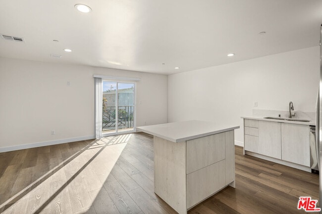 2525 Hauser Blvd in Los Angeles, CA - Building Photo - Building Photo