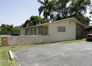 60-74 NW 161st St in Miami, FL - Foto de edificio - Building Photo