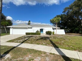 1429 Dogwood Dr in Sarasota, FL - Building Photo