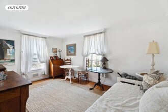 54 Howard St in Sag Harbor, NY - Foto de edificio - Building Photo