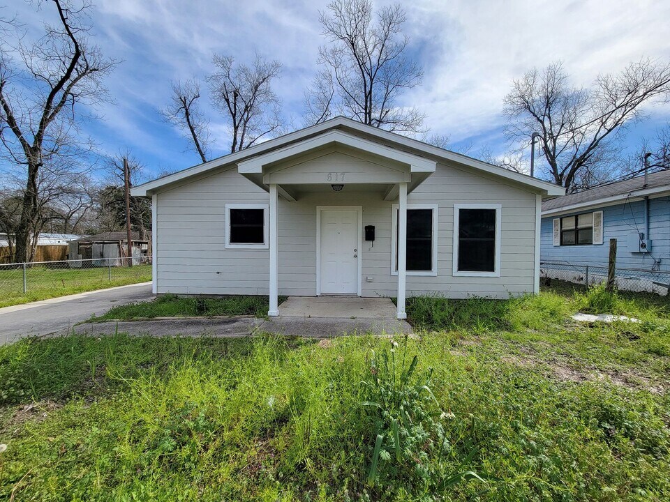 617 Avenue I in Conroe, TX - Building Photo