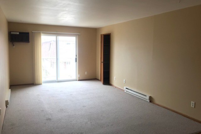 828 Weslyn Ct in West Bend, WI - Building Photo