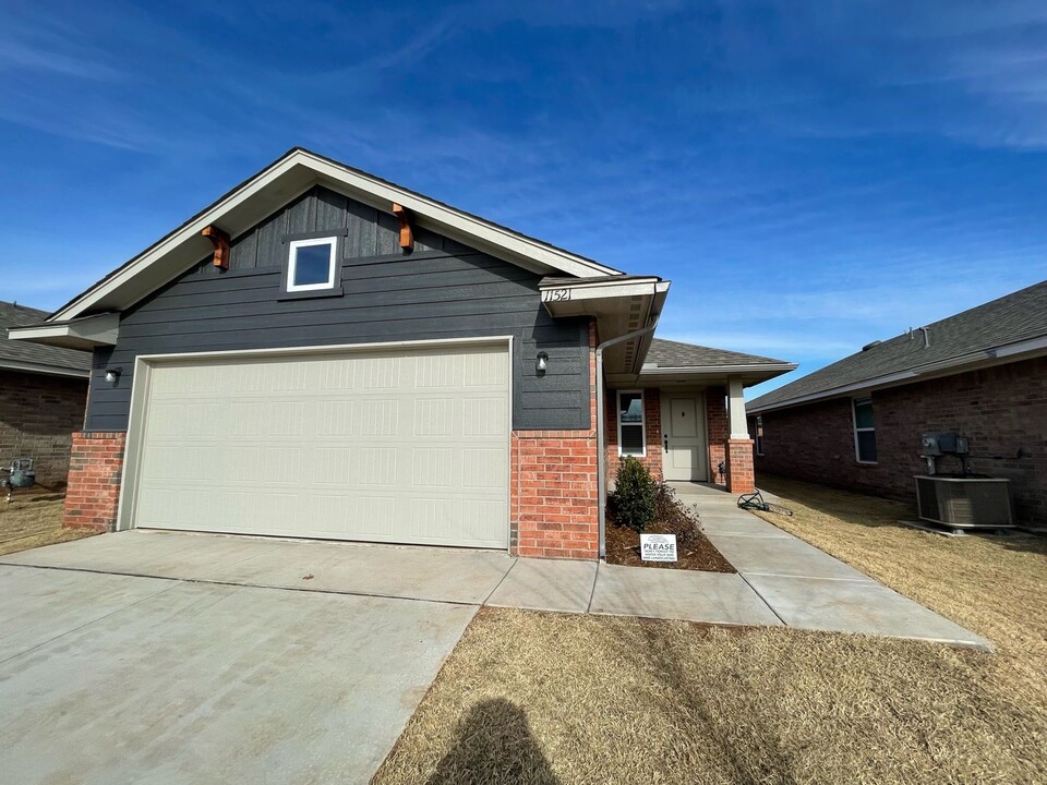 11521 SW 12th St in Yukon, OK - Building Photo