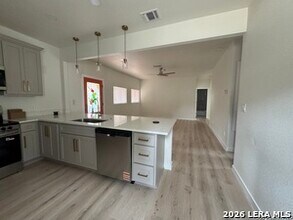 631 E Mistletoe in San Antonio, TX - Building Photo - Building Photo
