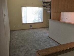 6205 SE 92nd Ave, Unit A in Portland, OR - Building Photo - Building Photo