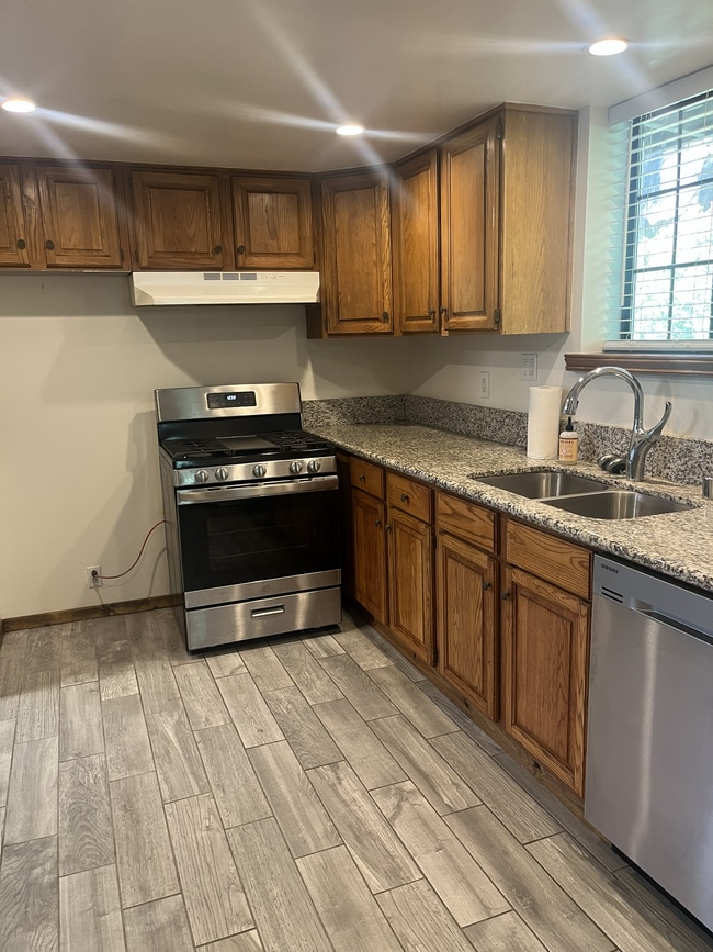 9406 Ventura Way in Chatsworth, CA - Building Photo - Building Photo