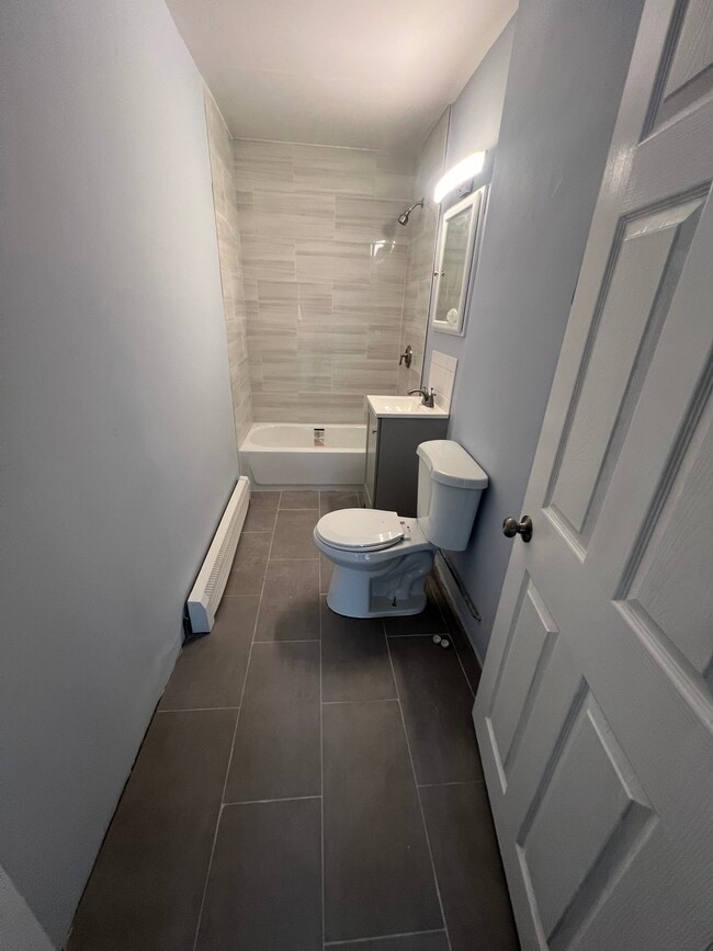 29 Oak St, Unit Large 3 Bedroom Apartment in Gardner, MA - Foto de edificio - Building Photo
