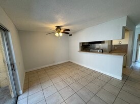 4529 Treehouse Ln in Tamarac, FL - Building Photo