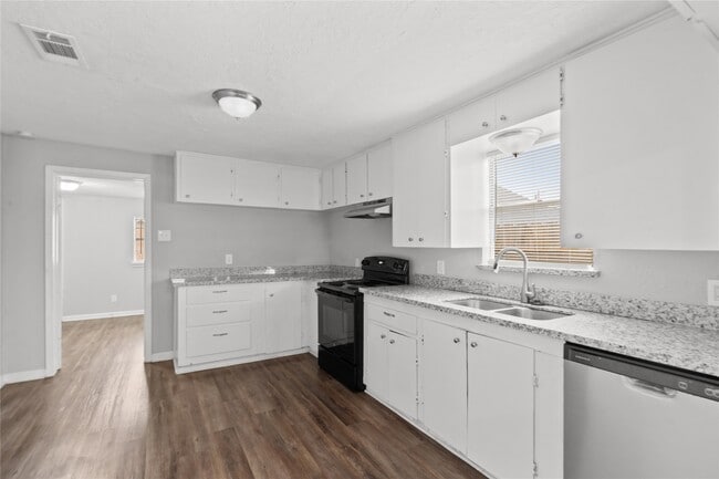 419 N Parrish St in Angleton, TX - Building Photo - Building Photo