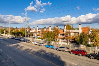 12330 Osborne St in Pacoima, CA - Foto de edificio - Building Photo