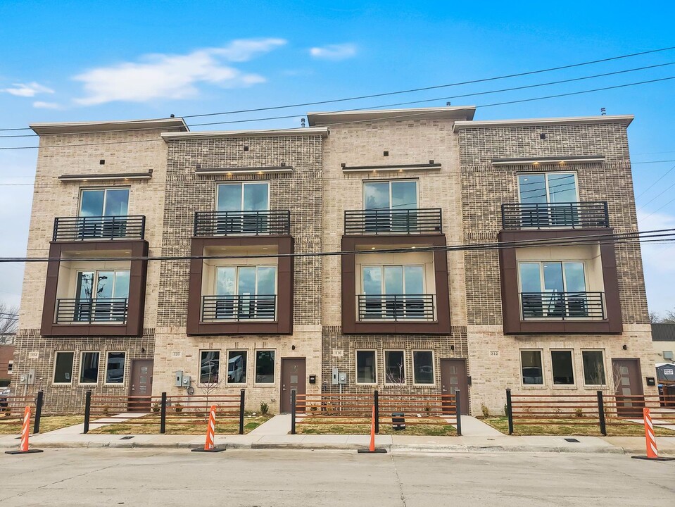 324 Feliks Gwozdz Pl in Fort Worth, TX - Foto de edificio