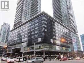 65 Bremner Blvd in Toronto, ON - Building Photo - Building Photo