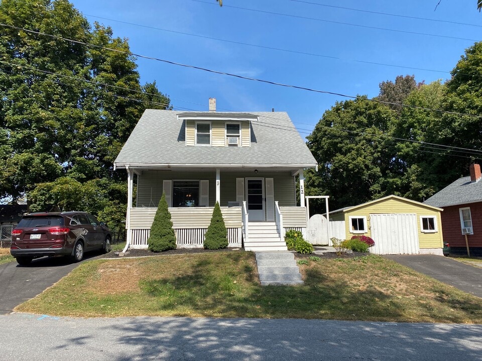 12 Melcher Ct in Westbrook, ME - Foto de edificio