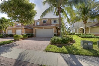 2426 Laurentina Ln in Cape Coral, FL - Foto de edificio - Building Photo